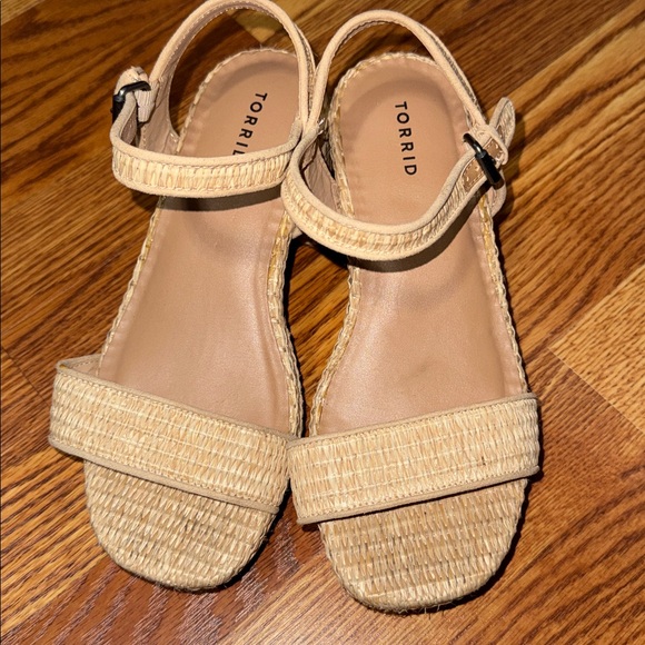 Torrid Raffia Wicker Cream Style Chunky Strappy Summer Heel Size 6.5 WW - Picture 2 of 4